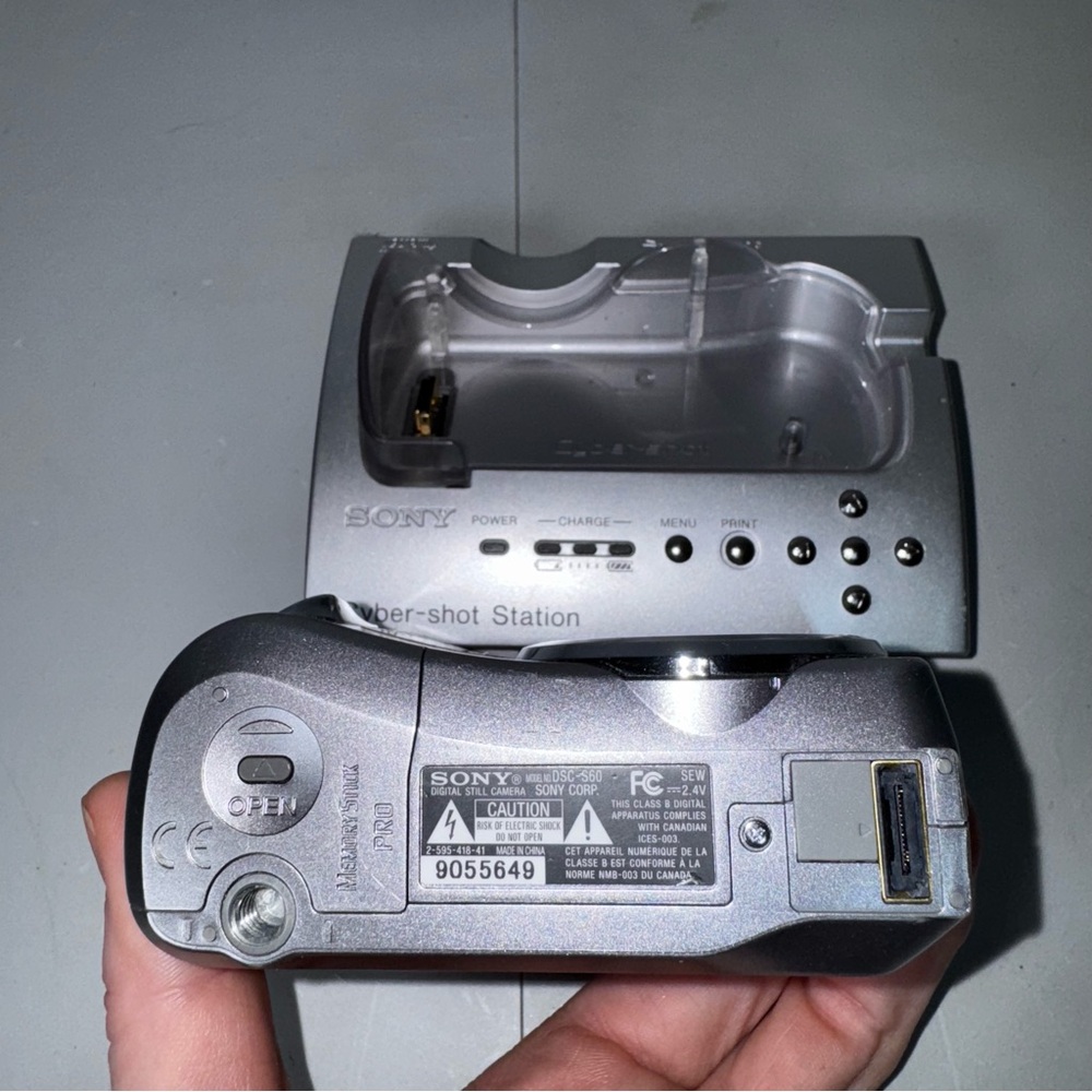 Sony CyberShot DSC-S60 4.1MP Digital Camera w/ Base Docking Station - Picture 7 of 8